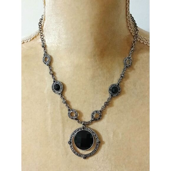 Liz Claiborne Black Faceted Pendant Necklace & Earrings Set Silver Tone NWT - Picture 2 of 3
